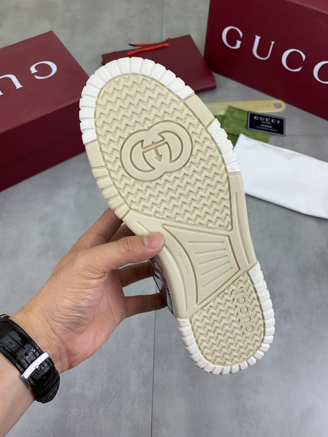 Men's men's shoes 💰P562 new Gucci Gucci couple 🧑‍🤝‍🧑 autumn and winter low-end catwalk casual sneakers, top version! The oil edge craftsmanship is reproduced one to one. New model for early spring, creating a perfect style, cool and sassy, ​​c-position fashionable wear, classic shoe style with retro and futuristic feel, showing exquisite texture! Open mold to customize high-density outsole. Comes fully packaged. Size: Female 35-40 Male 39-45 Fabric: Imported calfskin punching Lining: Imported original sheepskin lining